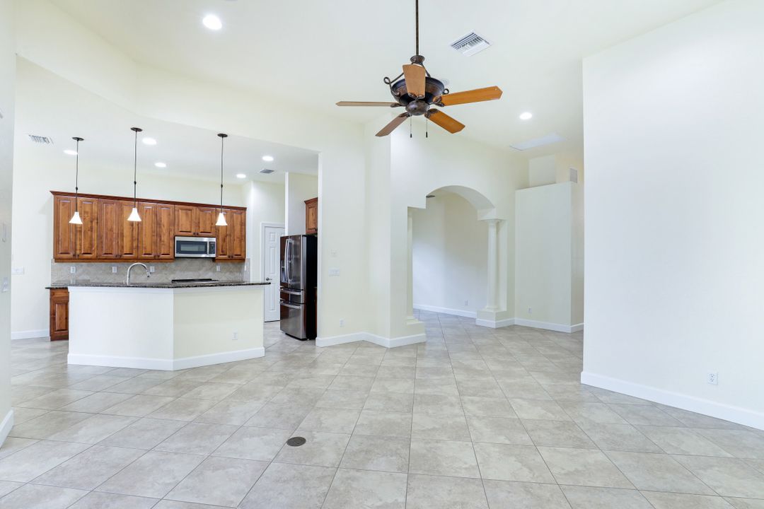 9176 Quartz Ln, Naples, FL 34120