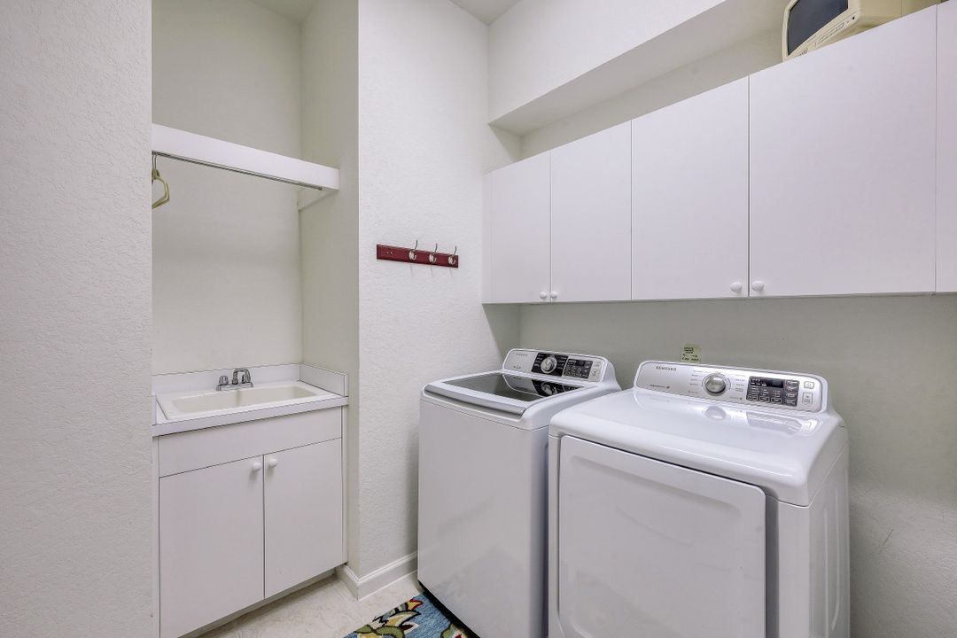 15842 Los Reyes Ln, Naples, FL 34110