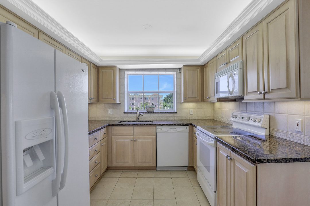 1900 Gulf Shore Blvd N #201, Naples, FL 34102