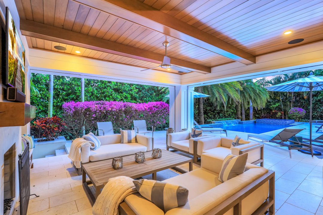 154 4th Ave N, Naples, FL 34102