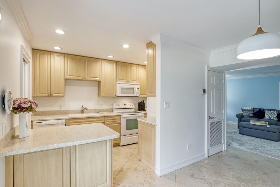 788 Park Shore Dr #H13, Naples, FL 34103