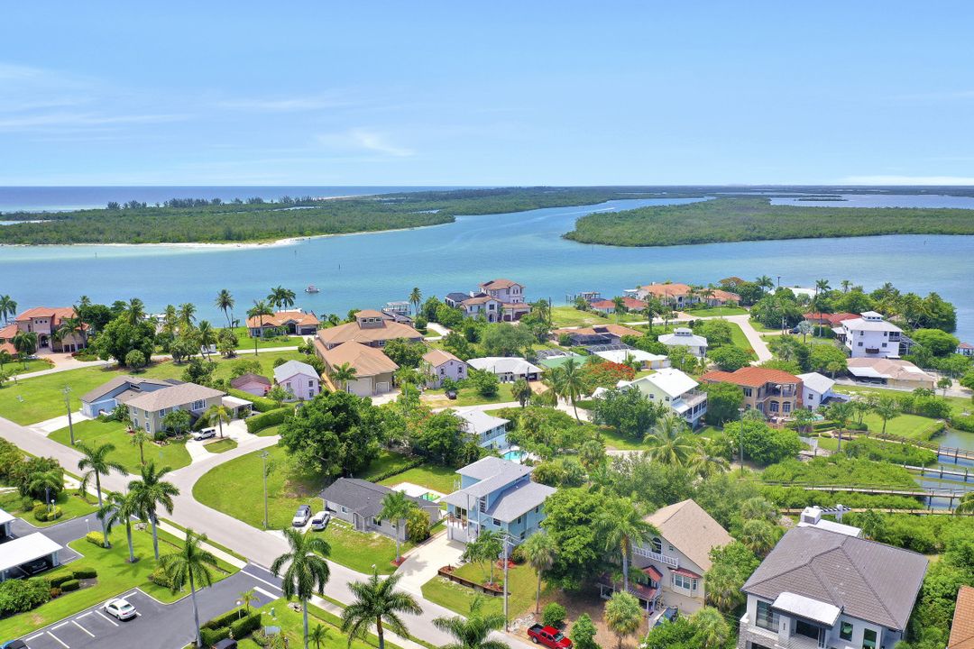 39 W Pelican St, Naples, FL 34113