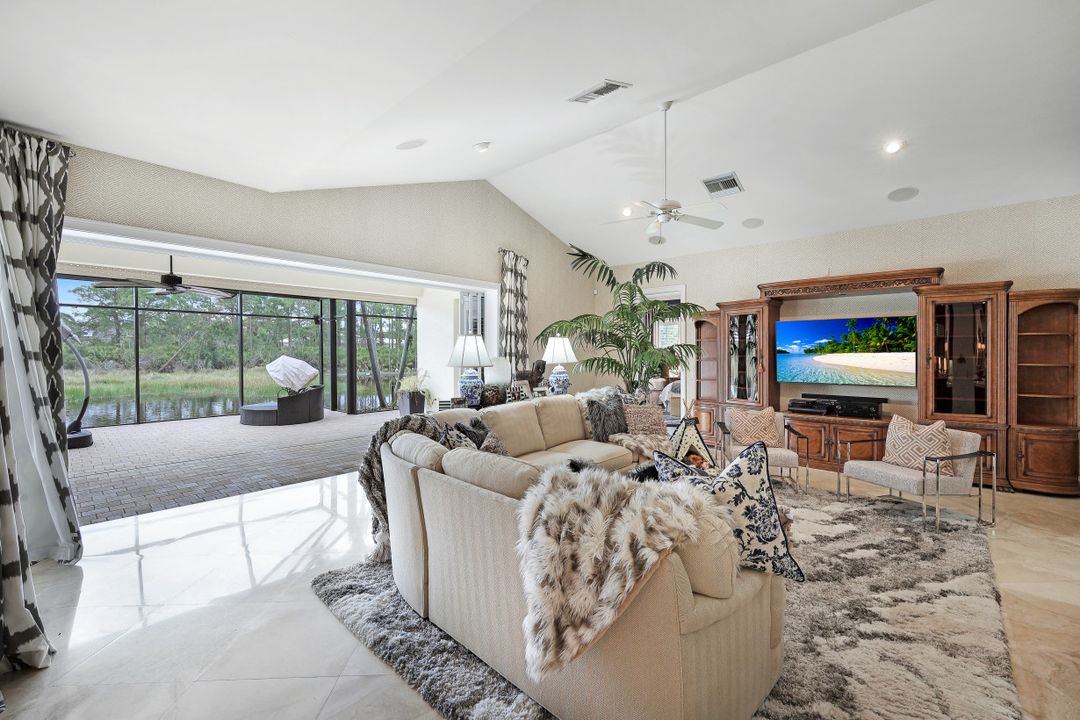 313 Chancery Cir, Naples, FL 34110