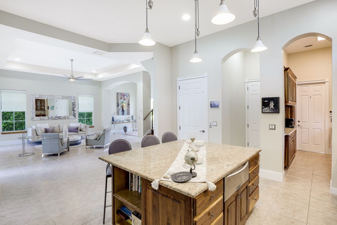 9242 Vanderbilt Dr, Naples, FL 34108