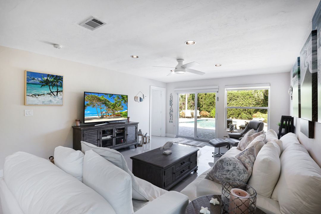 565 98th Ave N, Naples, FL 34108