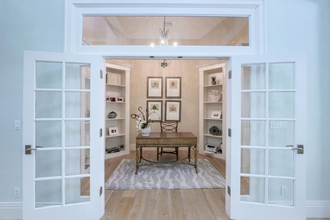 154 4th Ave N, Naples, FL 34102