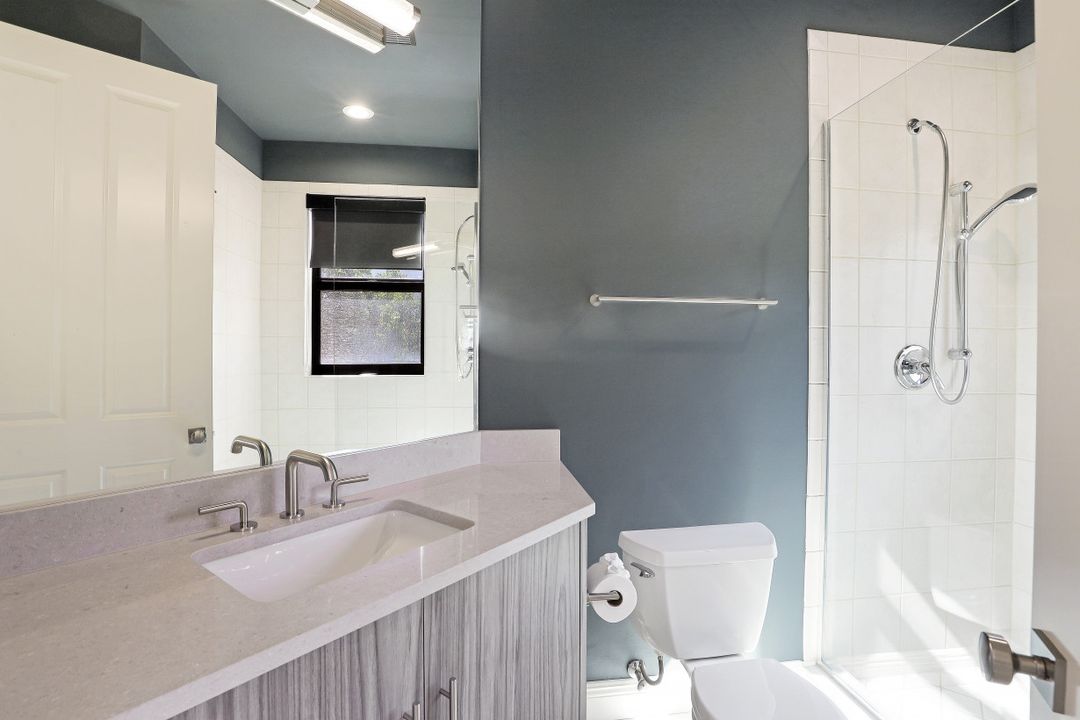 10620 Gulf Shore Dr  #203, Naples, FL 34108