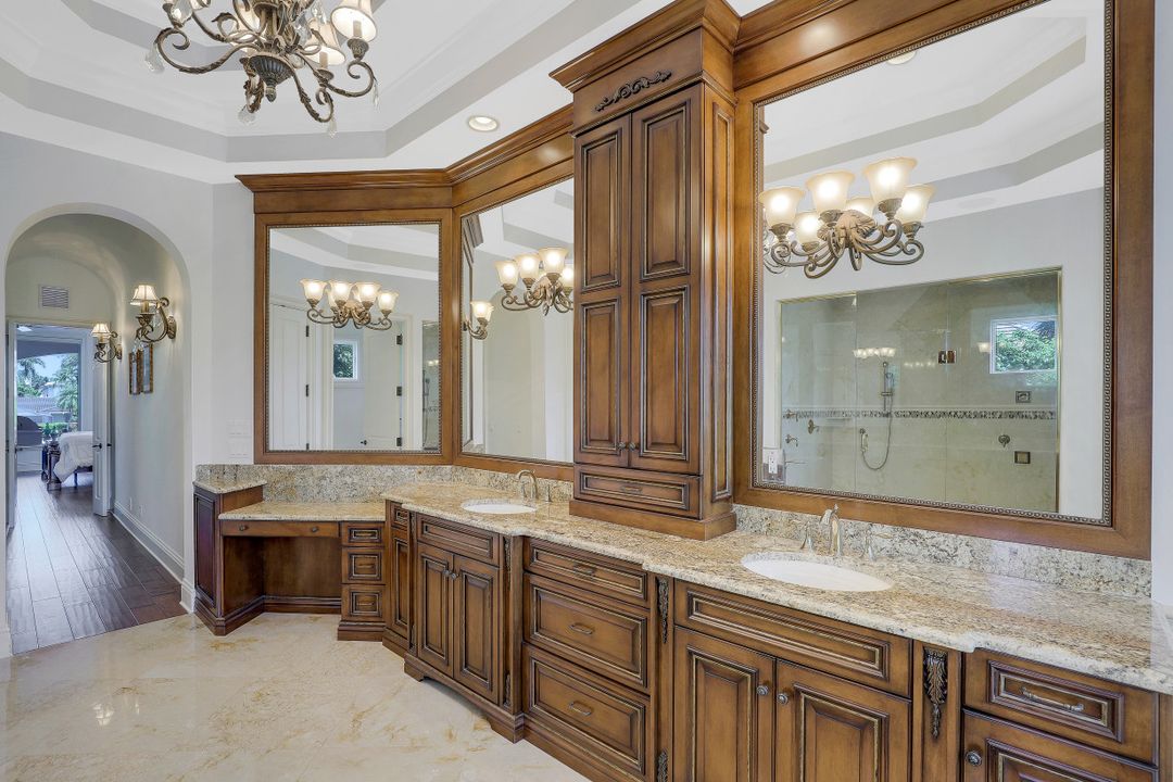 1940 6th St S, Naples, FL 34102