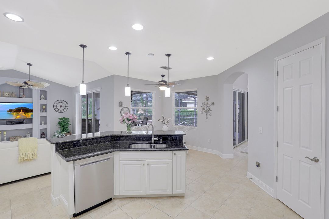 10621 Sir Michaels Pl Dr, Bonita Springs, FL 34135