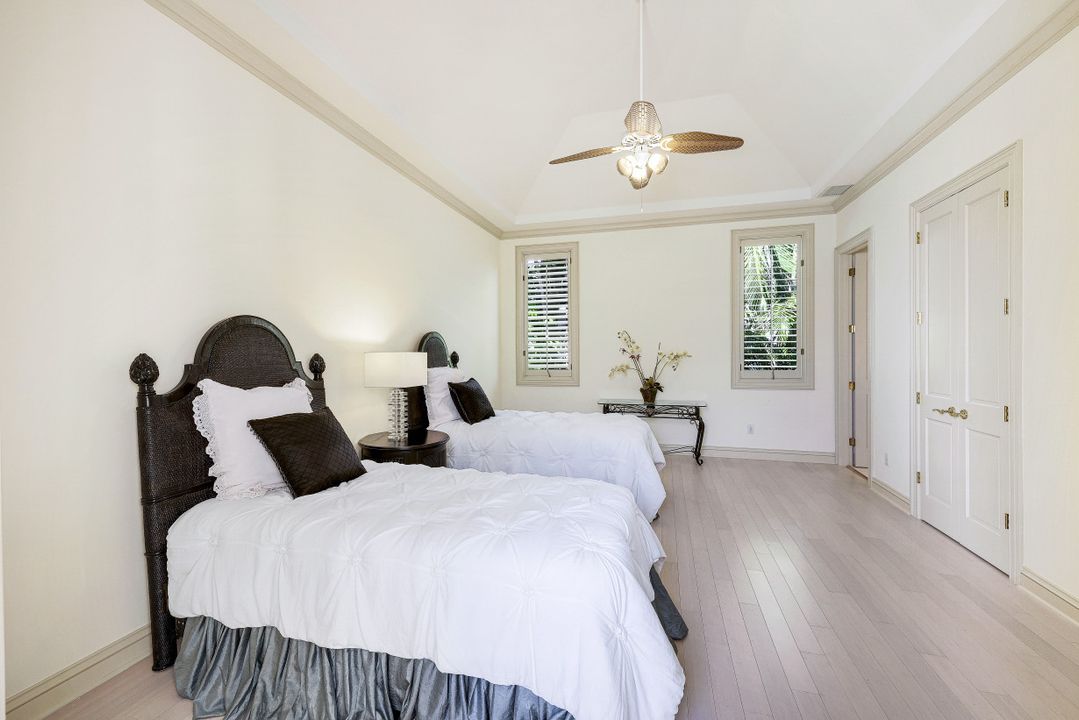 925 Spyglass Ln, Naples, FL 34102