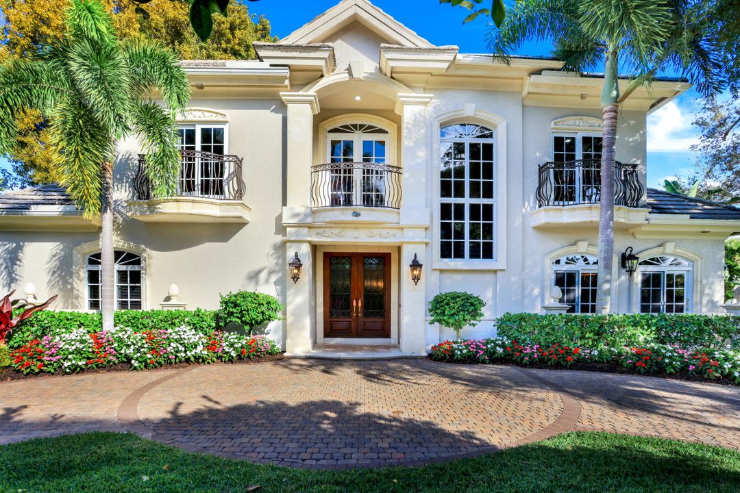 33 3rd St S, Naples, FL 34102