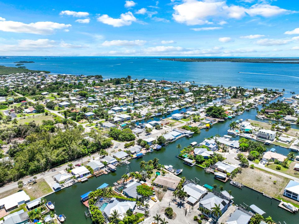 2471 Oleander St, Saint James City, FL 33956