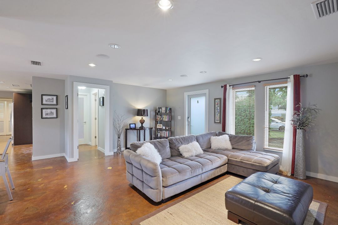 2697 Outrigger Ln, Naples, FL 34104