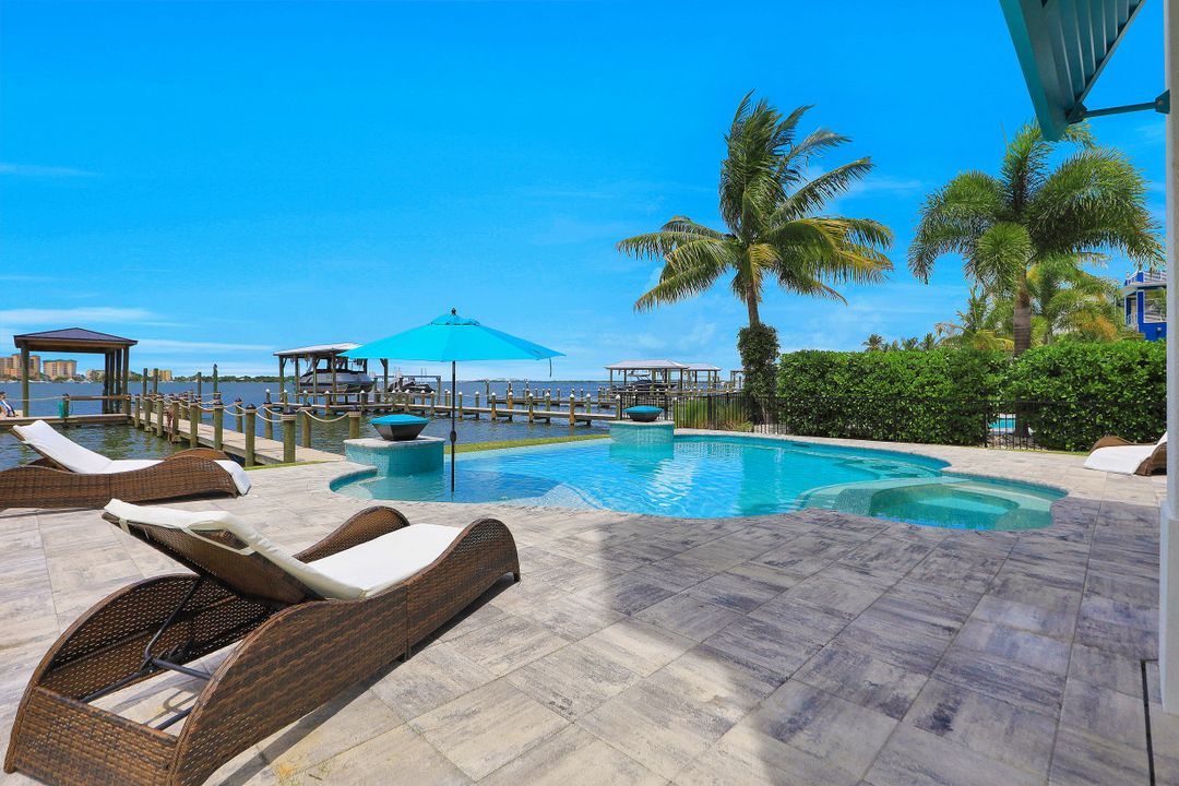 815 San Carlos Dr, Fort Myers Beach, FL 33931