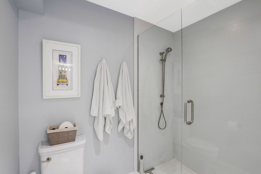 225 5th Ave S #104, Naples, FL 34102