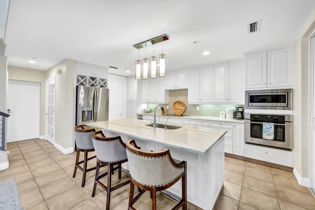 431 4th Ave S, Naples, FL 34102