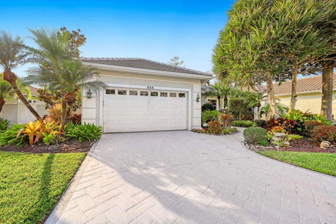 524 Eagle Creek Dr, Naples, FL 34113