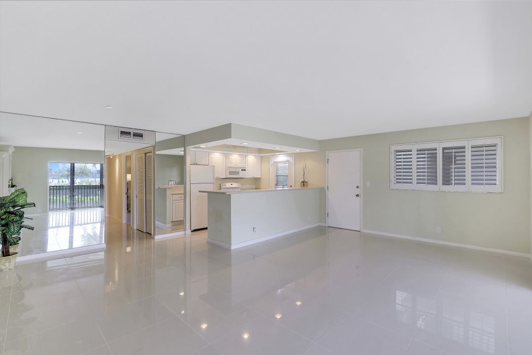 222 Harbour Dr #104, Naples, FL 34103