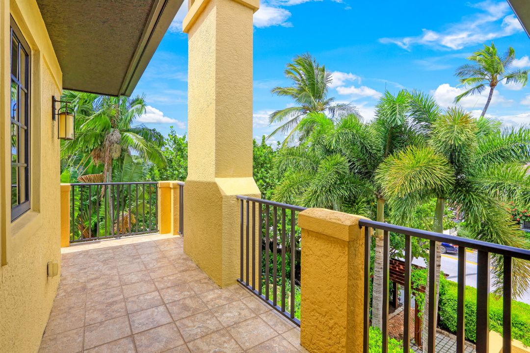 270 5th Ave S #H-2, Naples, FL 34102