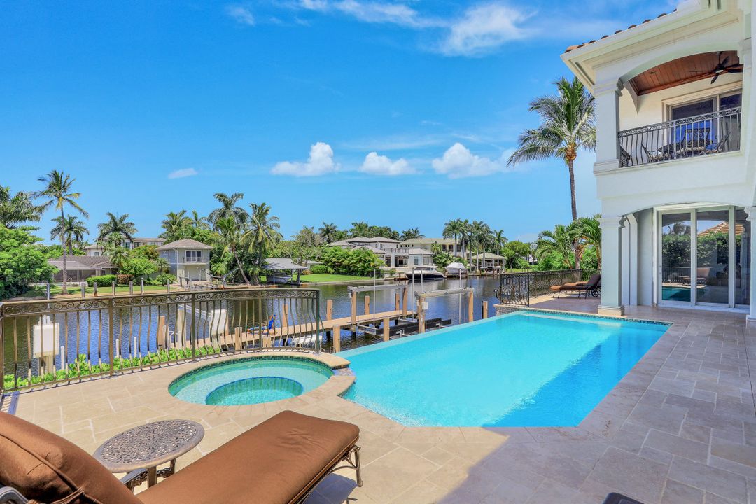 1940 6th St S, Naples, FL 34102