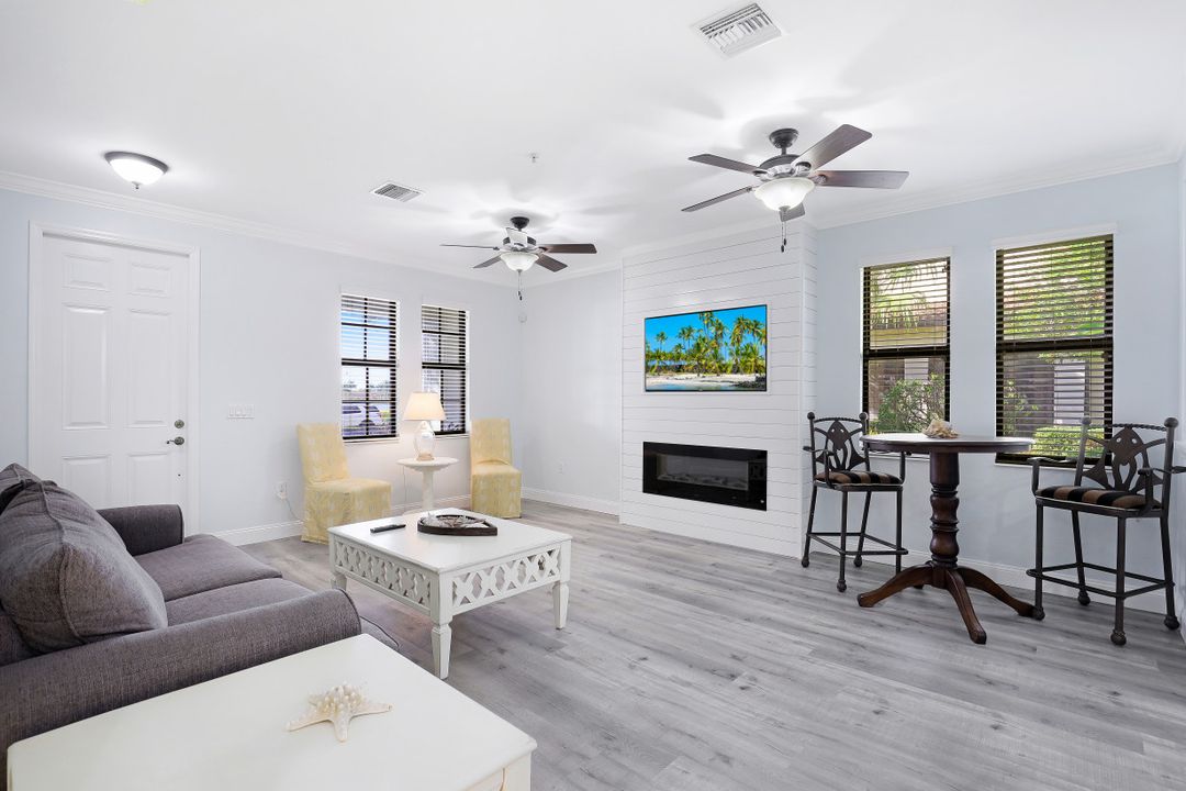 1391 Santiago Cir #902, Naples, FL 34113