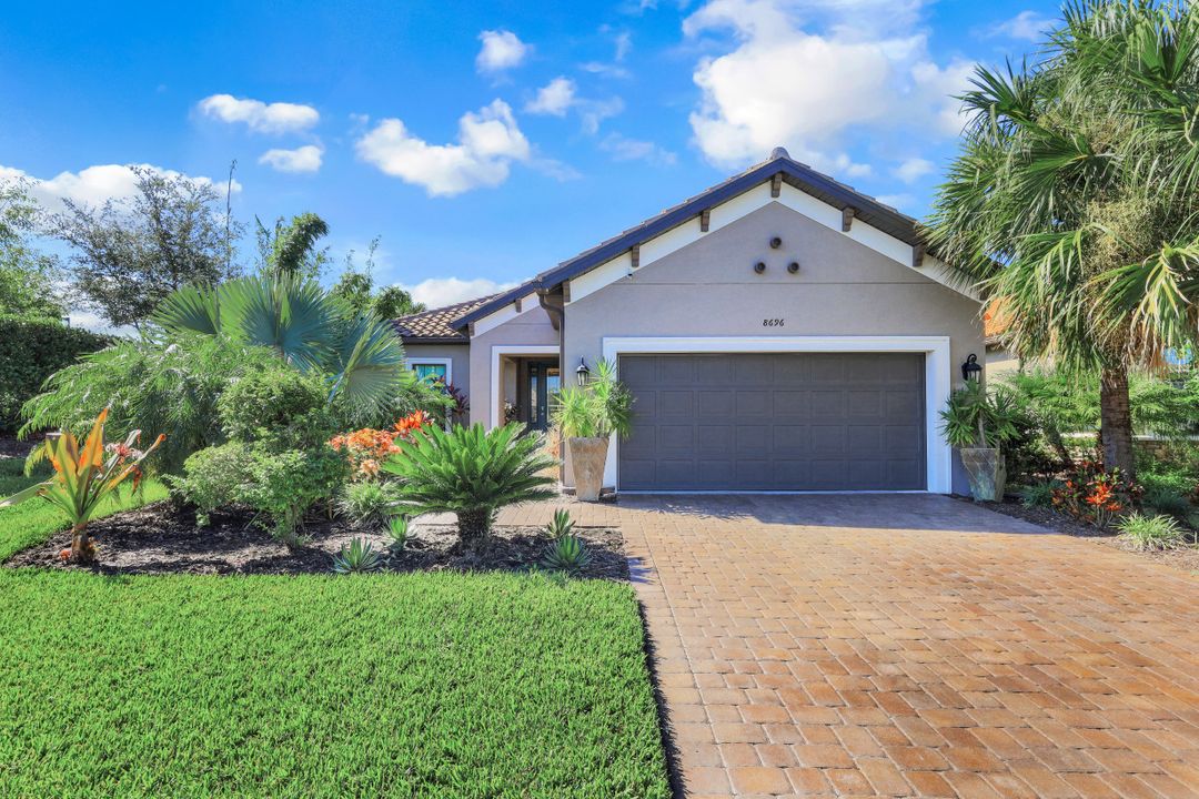 8696 Dilillo Ct, Naples, FL 34119