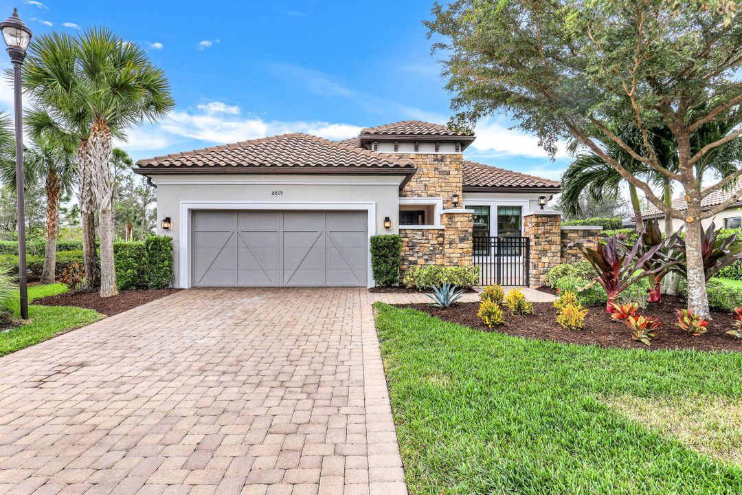 8815 Vaccaro Ct, Naples, FL 34119