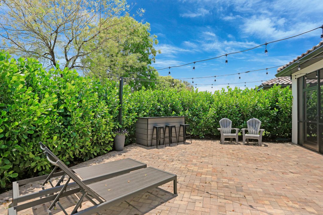 9385 Glenforest Dr, Naples, FL 34120