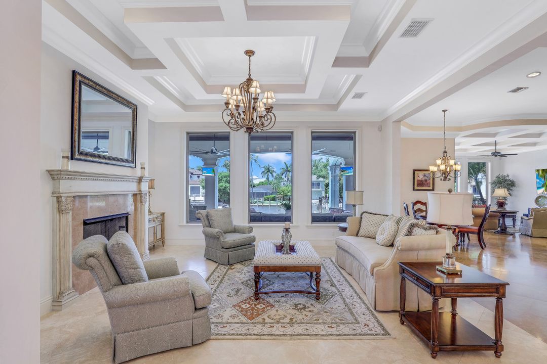 1940 6th St S, Naples, FL 34102