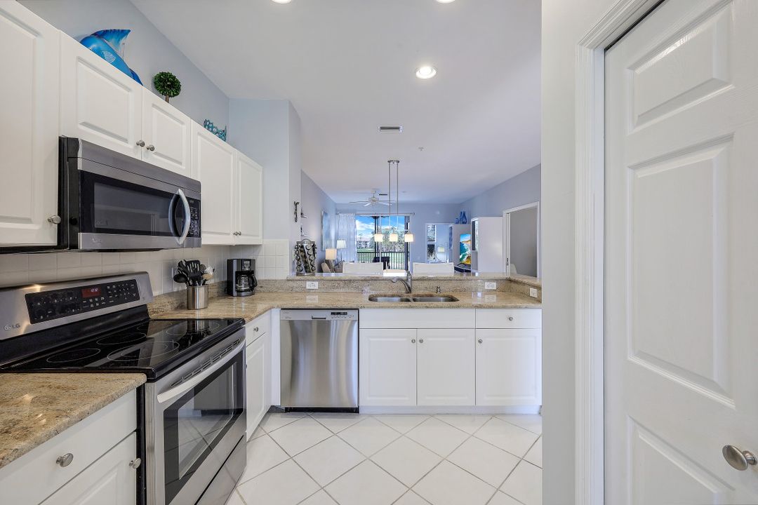 8239 Parkstone Pl #202, Naples, FL 34120