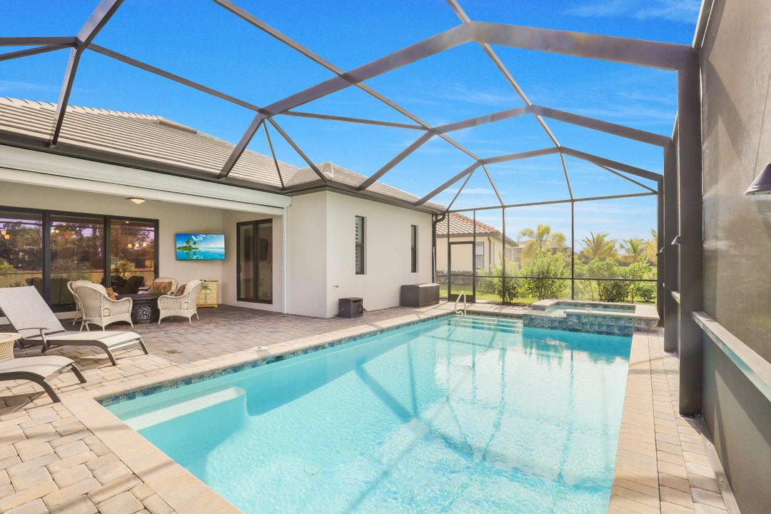 1913 Mustique St, Naples, FL 34120