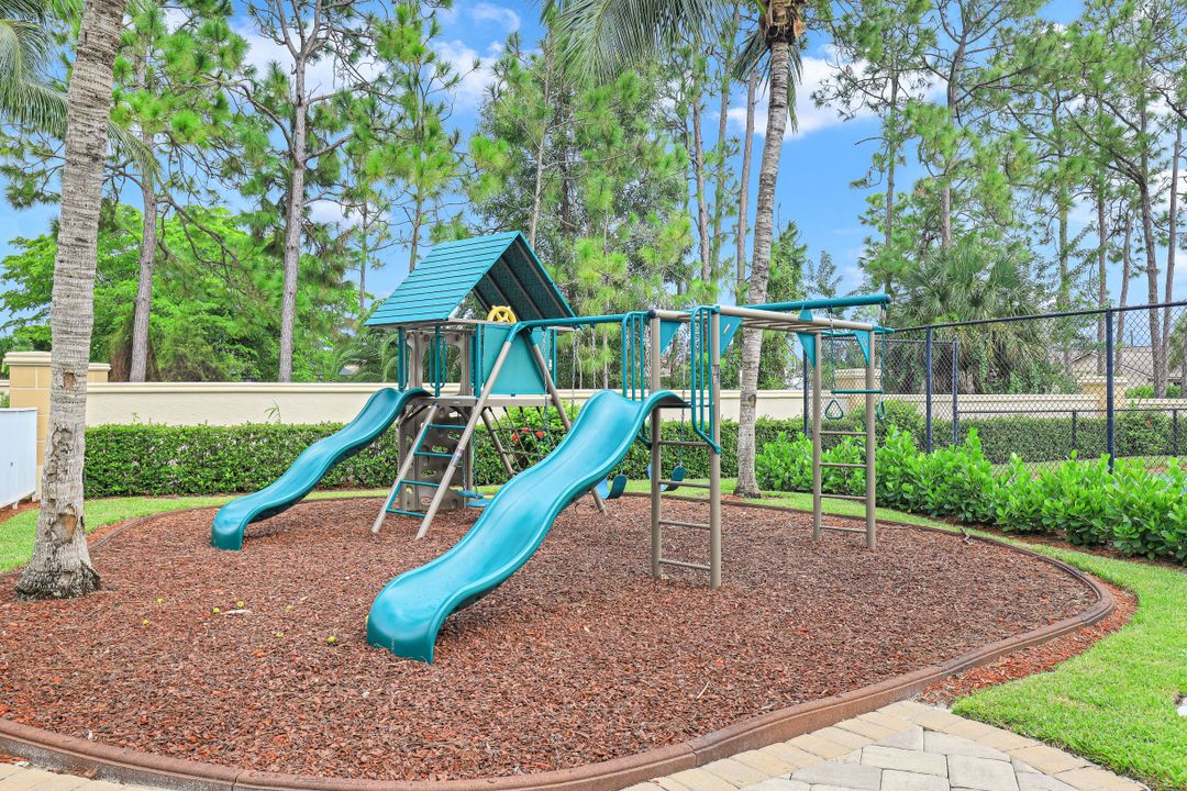 10621 Sir Michaels Pl Dr, Bonita Springs, FL 34135