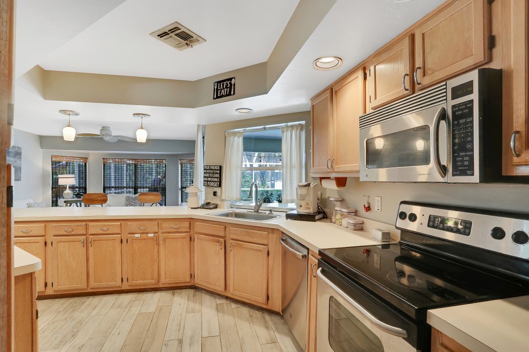 7359 Stonegate Dr, Naples, FL 34109