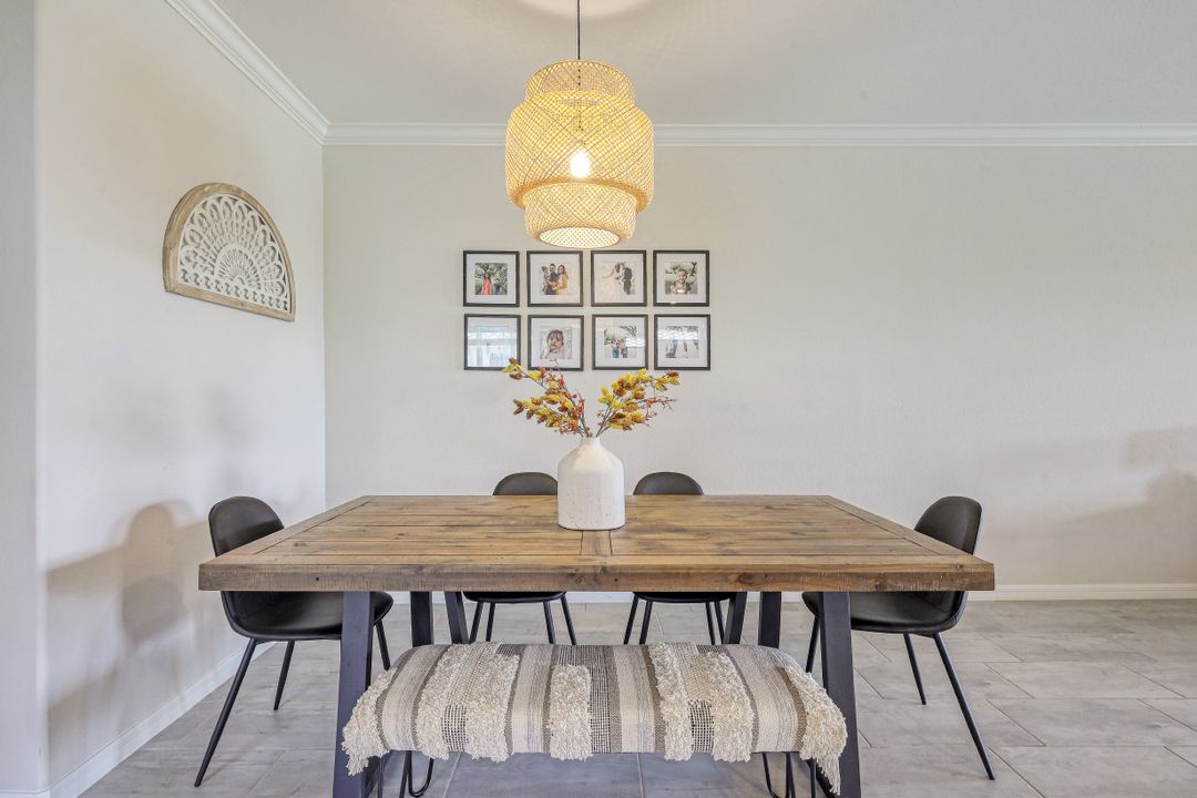 2042 Tamarron Ln, Naples, FL 34120