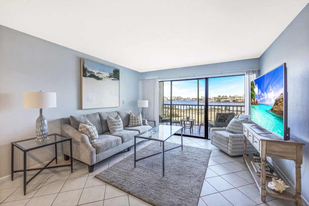 260 Southbay Dr #104, Naples, FL 34108