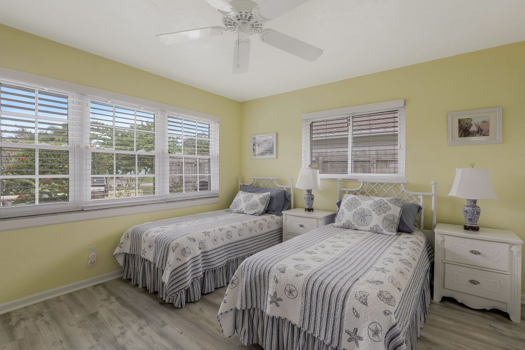 562 100th Ave N, Naples, FL 34108