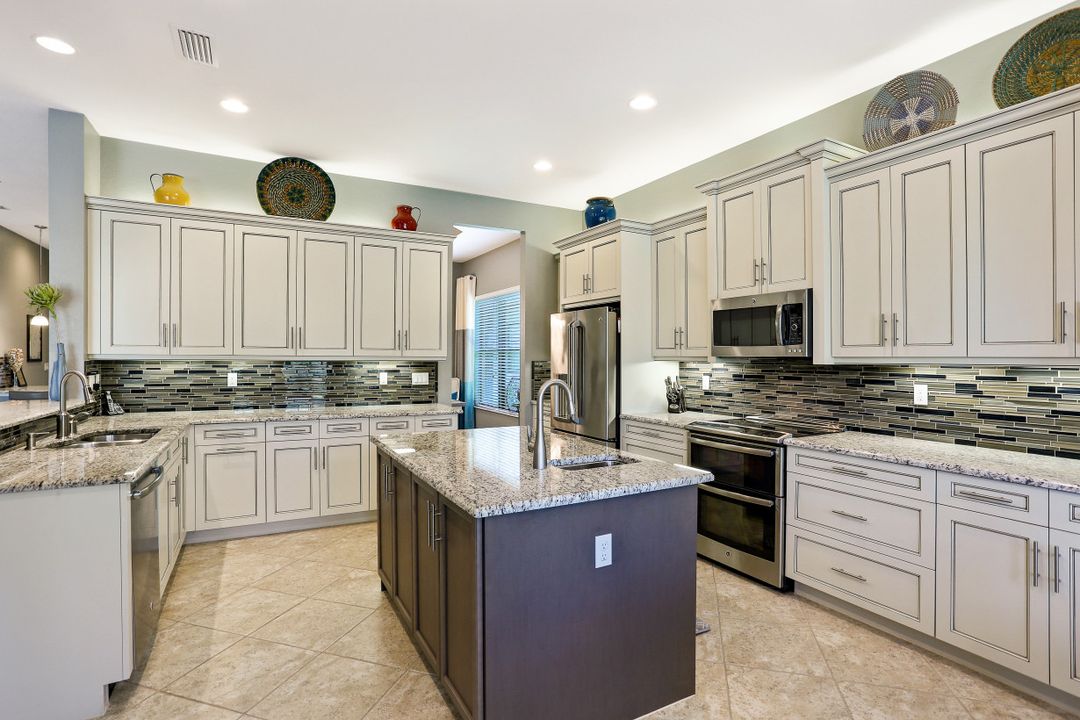 2958 Cinnamon Bay Cir, Naples, FL 34119