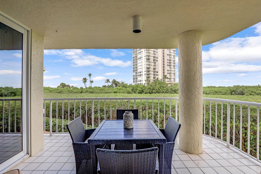 50 Seagate Dr #104, Naples, FL 34103