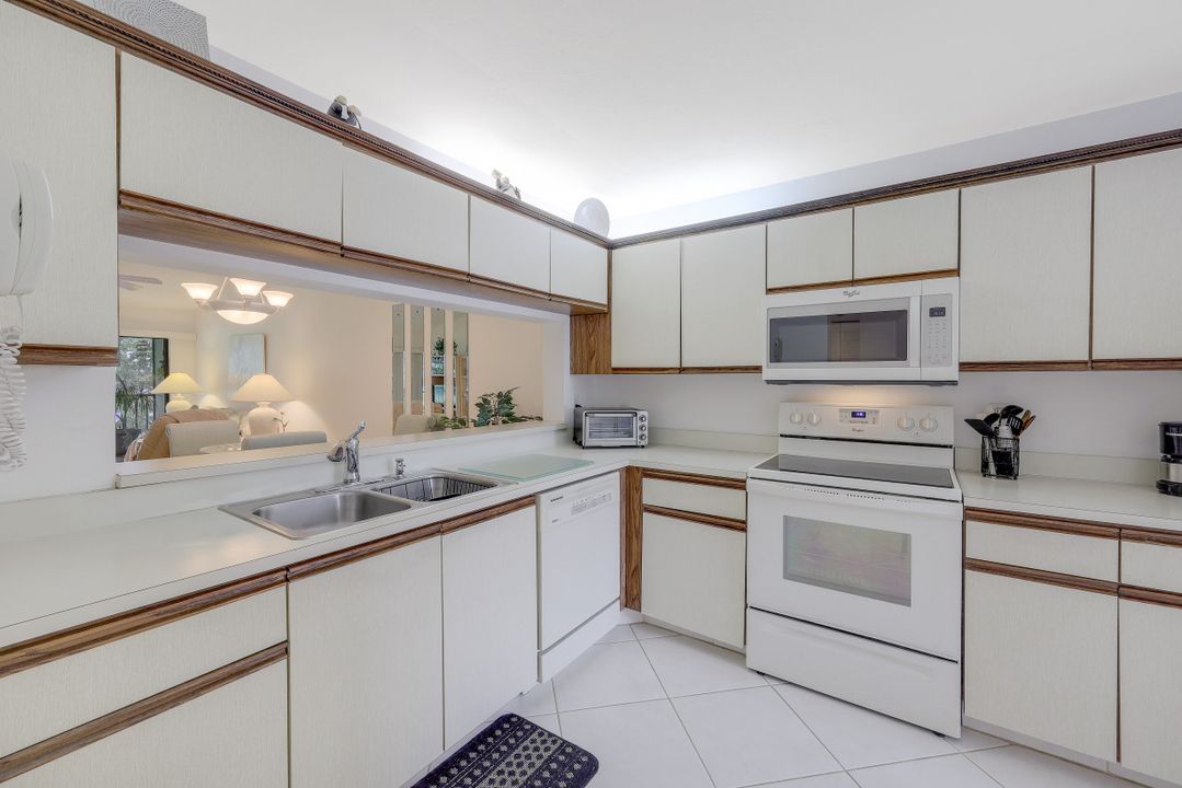 1208 Commonwealth Cir #J-202, Naples, FL 34116