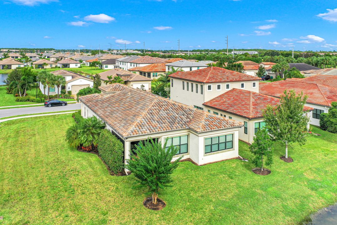 9256 Woodhurst Dr, Naples, FL 34120