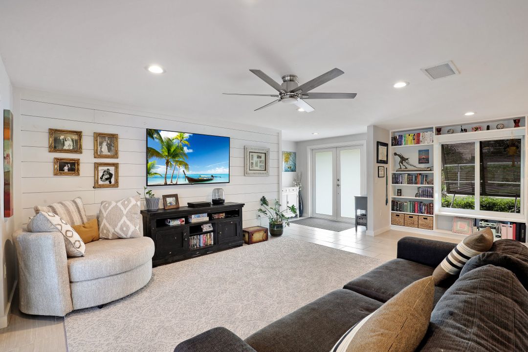 8719 Crest Ln, Fort Myers, FL 33907