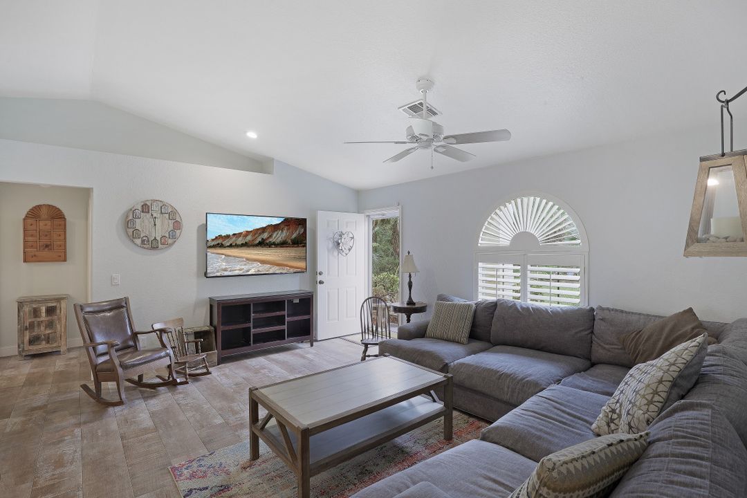 560 4th St NE, Naples, FL 34120