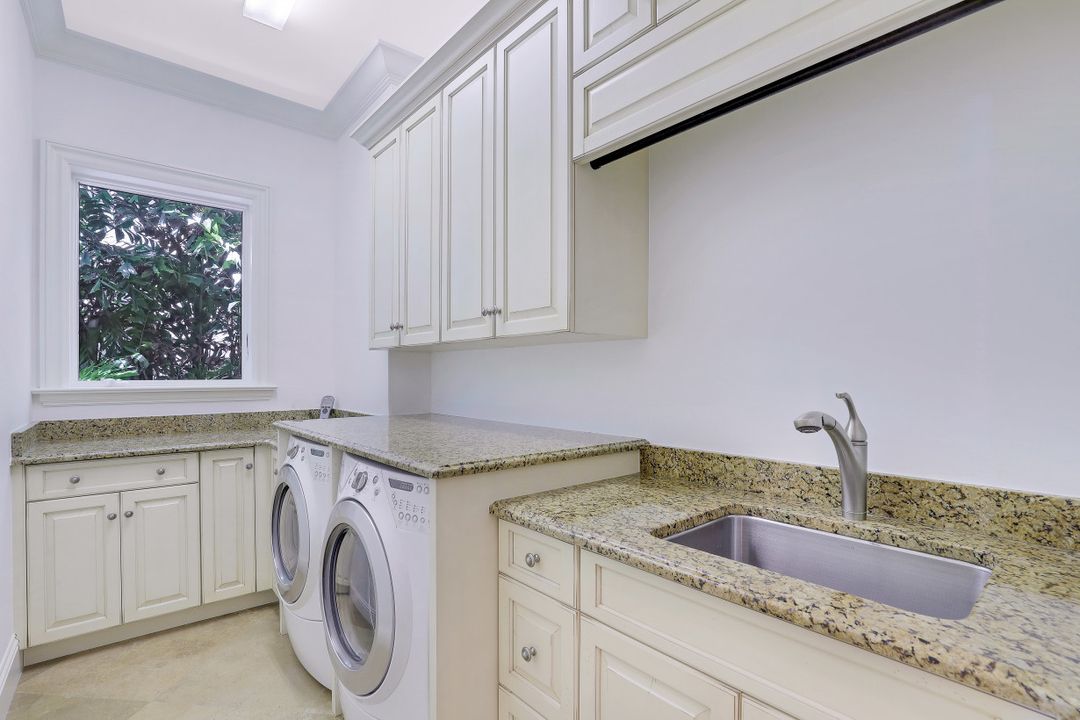 1940 6th St S, Naples, FL 34102