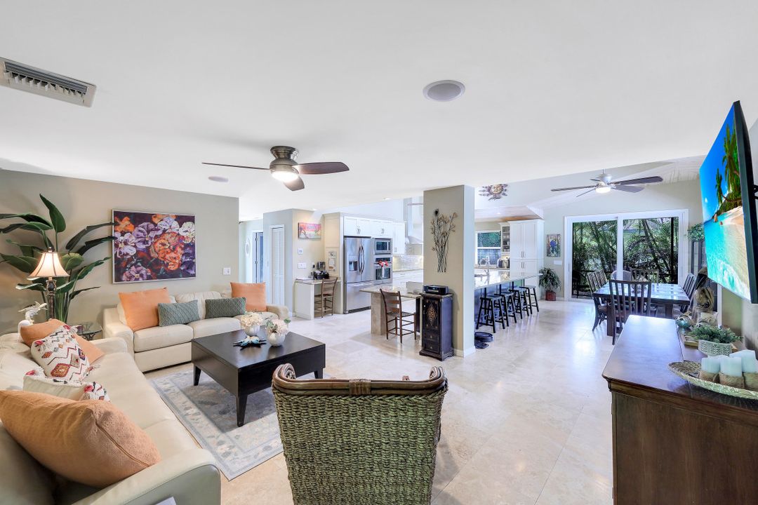 657 91st Ave N, Naples, FL 34108