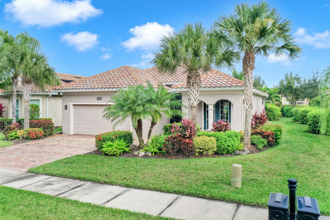 9574 Coquina Cir, Naples, FL 34120