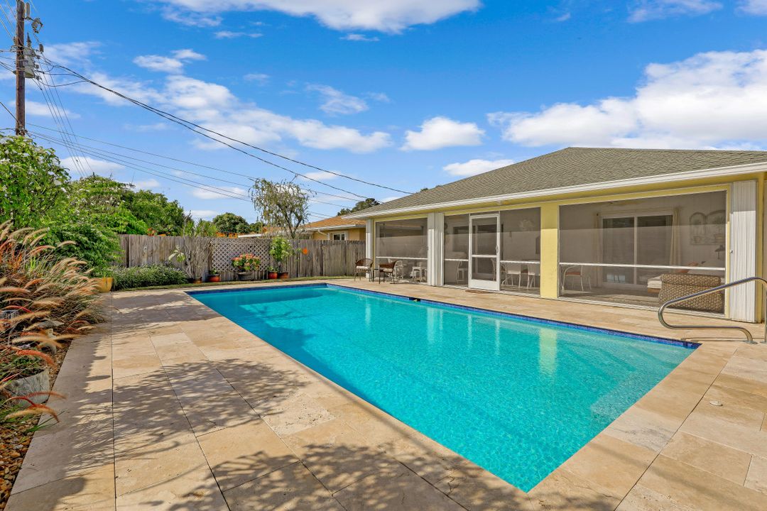 562 100th Ave N, Naples, FL 34108