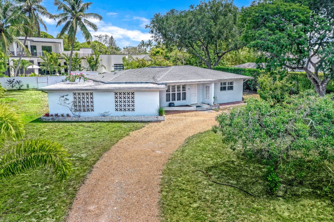 566 Palm Cir E, Naples, FL 34102