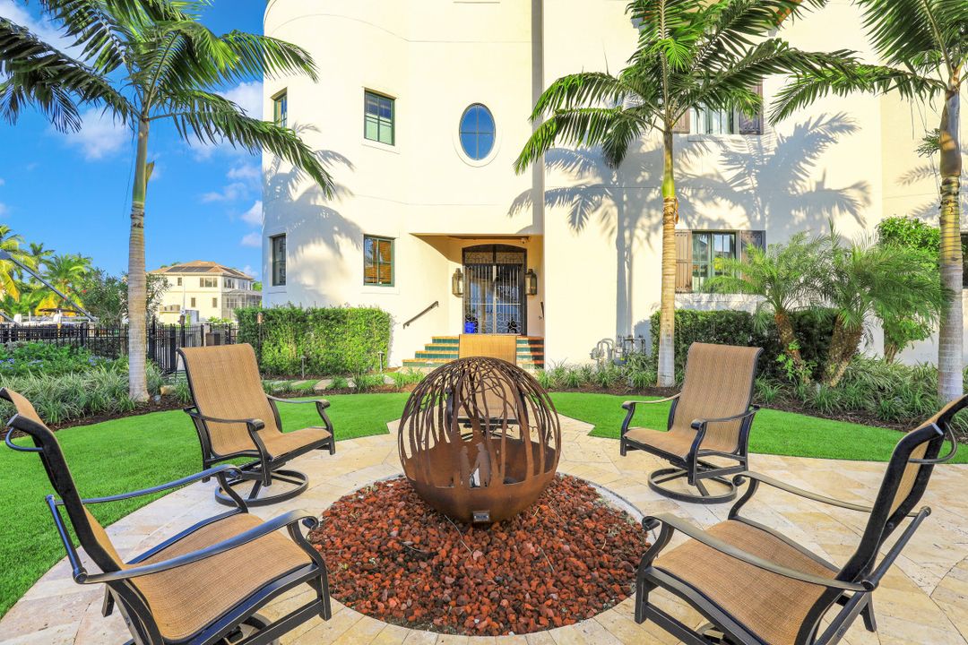 10080 Gulf Shore Dr, Naples, FL 34108