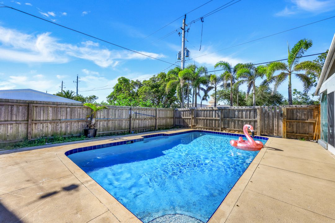 3722 10th St N, Naples, FL 34103