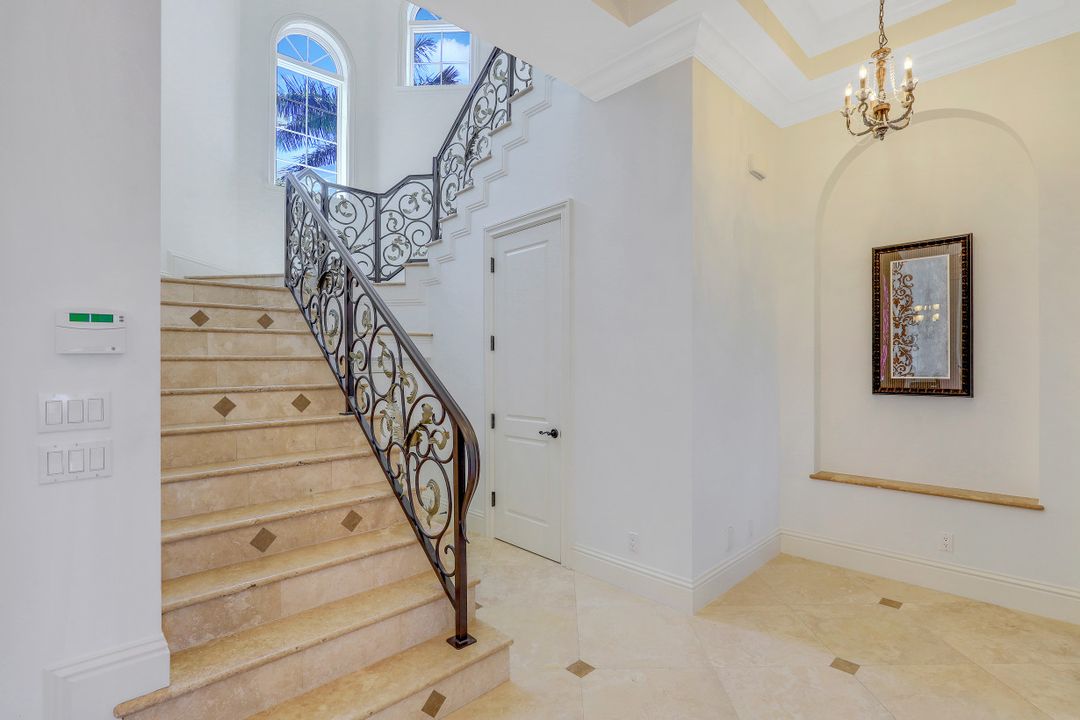 1940 6th St S, Naples, FL 34102